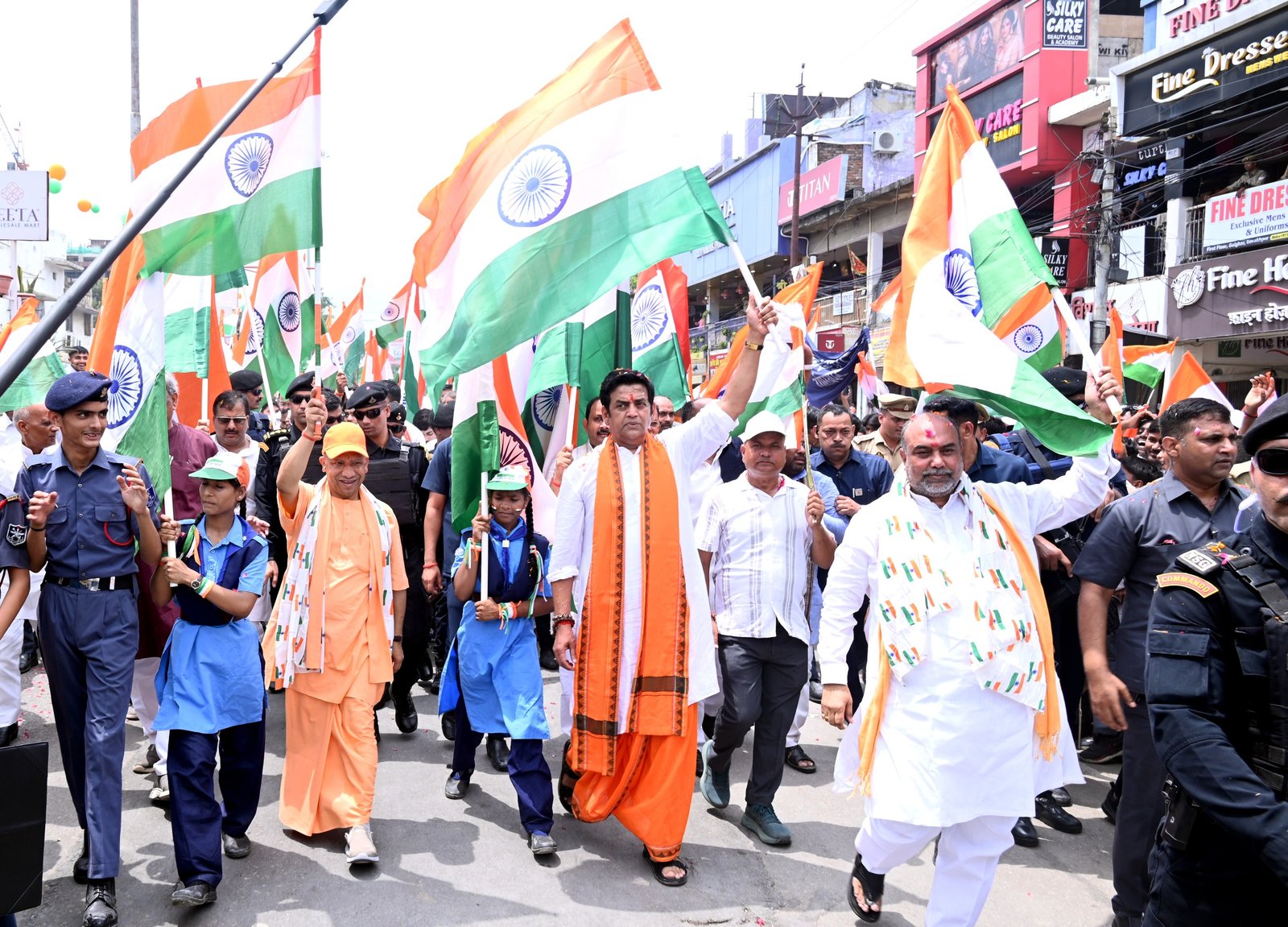 गोरखपुर में मुख्यमंत्री योगी आदित्यनाथ की अगुवाई में सोमवार को भव्य तिरंगा यात्रा निकाली गई। नगर निगम परिसर से रेलवे स्टेशन चौक तक करीब ढाई किलोमीटर लंबी यात्रा में हजारों लोगों ने हाथों में तिरंगा लेकर राष्ट्रभक्ति का संदेश दिया। वंदे मातरम और भारत माता की जय के नारों से पूरा मार्ग गूंज उठा। 16 स्थानों पर पुष्पवर्षा से यात्रा का स्वागत हुआ, जबकि 8 स्थानों पर सांस्कृतिक प्रस्तुतियां आकर्षण का केंद्र रहीं। मुख्यमंत्री ने महाराणा प्रताप की प्रतिमा पर पुष्पार्चन कर यात्रा का समापन किया।