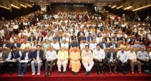 लखनऊ में मुख्यमंत्री योगी आदित्यनाथ ने भारत इनोवेट्स कार्यक्रम में प्रदेश के विकास में योगदान देने वाले उद्यमियों और स्टार्टअप्स को सम्मानित किया। मुख्यमंत्री ने पांच स्टार्टअप्स को प्रोत्साहन राशि के चेक वितरित किए तथा इन्क्यूबेटर्स को भी प्रोत्साहन राशि प्रदान की। इस अवसर पर इन्क्यूबेटर मान्यता प्रमाण पत्र और यूपी स्टार्टअप फंड समर्थित स्टार्टअप्स को सम्मानित किया गया। सीएम ने नवाचार और उद्यमिता को बढ़ावा देने वाले प्रतिभागियों की उपलब्धियों को सराहा।