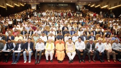 लखनऊ में मुख्यमंत्री योगी आदित्यनाथ ने भारत इनोवेट्स कार्यक्रम में प्रदेश के विकास में योगदान देने वाले उद्यमियों और स्टार्टअप्स को सम्मानित किया। मुख्यमंत्री ने पांच स्टार्टअप्स को प्रोत्साहन राशि के चेक वितरित किए तथा इन्क्यूबेटर्स को भी प्रोत्साहन राशि प्रदान की। इस अवसर पर इन्क्यूबेटर मान्यता प्रमाण पत्र और यूपी स्टार्टअप फंड समर्थित स्टार्टअप्स को सम्मानित किया गया। सीएम ने नवाचार और उद्यमिता को बढ़ावा देने वाले प्रतिभागियों की उपलब्धियों को सराहा।