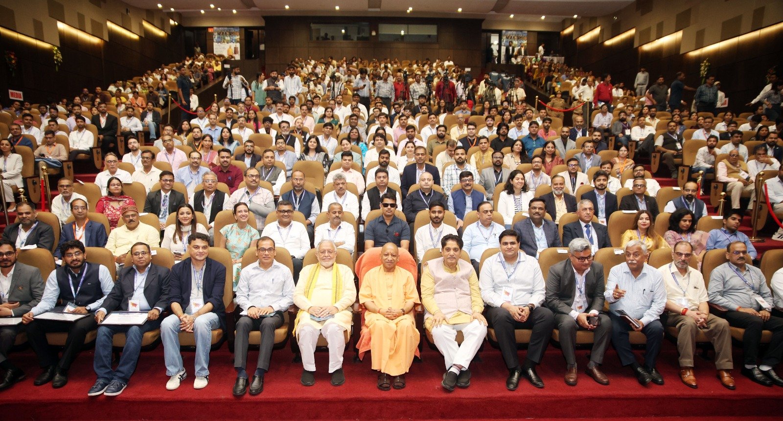 लखनऊ में मुख्यमंत्री योगी आदित्यनाथ ने भारत इनोवेट्स कार्यक्रम में प्रदेश के विकास में योगदान देने वाले उद्यमियों और स्टार्टअप्स को सम्मानित किया। मुख्यमंत्री ने पांच स्टार्टअप्स को प्रोत्साहन राशि के चेक वितरित किए तथा इन्क्यूबेटर्स को भी प्रोत्साहन राशि प्रदान की। इस अवसर पर इन्क्यूबेटर मान्यता प्रमाण पत्र और यूपी स्टार्टअप फंड समर्थित स्टार्टअप्स को सम्मानित किया गया। सीएम ने नवाचार और उद्यमिता को बढ़ावा देने वाले प्रतिभागियों की उपलब्धियों को सराहा।