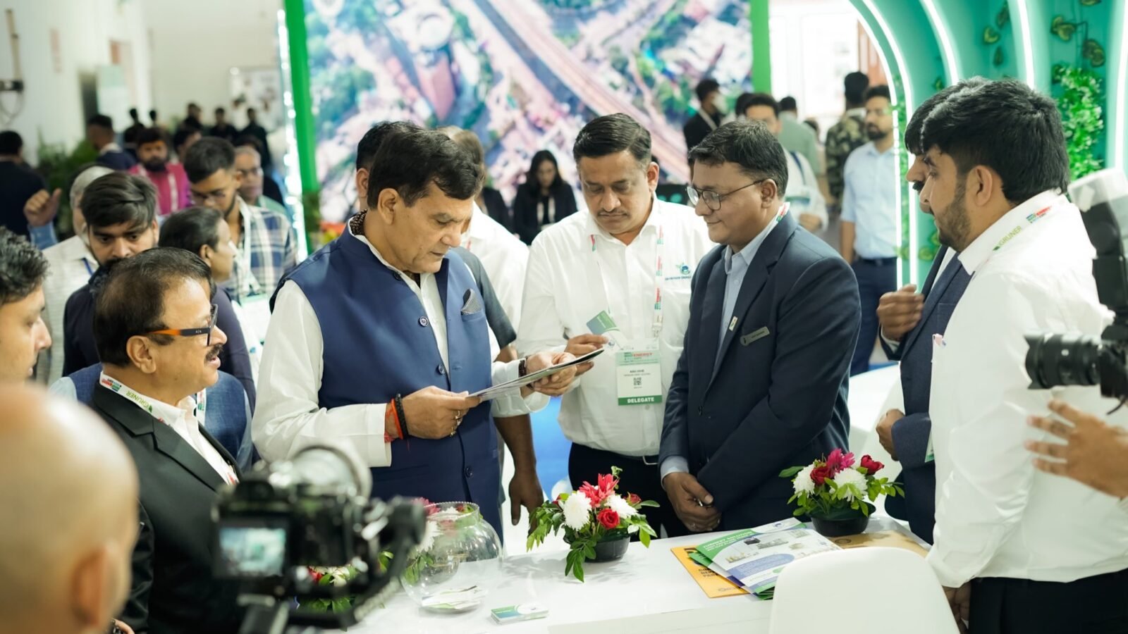 ग्रेटर नोएडा में IBET Expo-2026 का भव्य शुभारंभ हुआ। नगर विकास एवं ऊर्जा मंत्री ए.के. शर्मा ने देश-विदेश के निवेशकों को उत्तर प्रदेश में प्लांट लगाने का आमंत्रण दिया। उन्होंने कहा कि प्रदेश में निवेश के लिए सुरक्षित और अनुकूल माहौल है। एक्सपो में 150 से अधिक राष्ट्रीय और अंतरराष्ट्रीय कंपनियां शामिल हुई हैं। बायोएनर्जी, स्वच्छ ऊर्जा, सीबीजी, कृषि अवशेष और कचरे से ऊर्जा उत्पादन के क्षेत्र में यूपी की संभावनाओं को वैश्विक मंच पर प्रस्तुत किया जा रहा है।