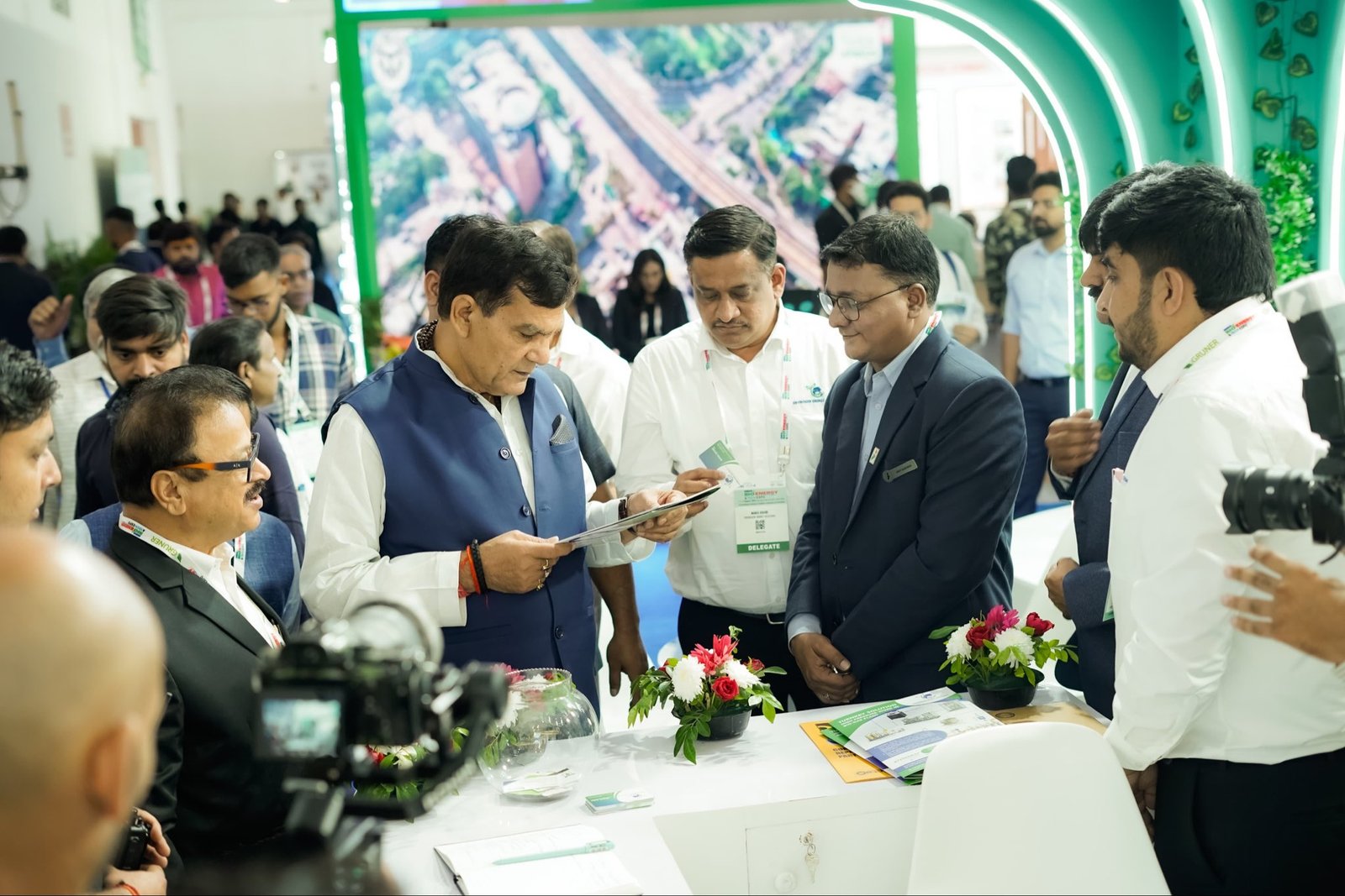 ग्रेटर नोएडा में IBET Expo-2026 का भव्य शुभारंभ हुआ। नगर विकास एवं ऊर्जा मंत्री ए.के. शर्मा ने देश-विदेश के निवेशकों को उत्तर प्रदेश में प्लांट लगाने का आमंत्रण दिया। उन्होंने कहा कि प्रदेश में निवेश के लिए सुरक्षित और अनुकूल माहौल है। एक्सपो में 150 से अधिक राष्ट्रीय और अंतरराष्ट्रीय कंपनियां शामिल हुई हैं। बायोएनर्जी, स्वच्छ ऊर्जा, सीबीजी, कृषि अवशेष और कचरे से ऊर्जा उत्पादन के क्षेत्र में यूपी की संभावनाओं को वैश्विक मंच पर प्रस्तुत किया जा रहा है।