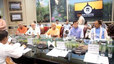 लखनऊ में मानसून सत्र से पहले आयोजित सर्वदलीय बैठक में मुख्यमंत्री योगी आदित्यनाथ ने सत्ता पक्ष और विपक्ष के सभी जनप्रतिनिधियों से जनता से जुड़े मुद्दों को सदन में गंभीरता से उठाने की अपील की। उन्होंने कहा कि स्वस्थ संवाद और सकारात्मक चर्चा लोकतंत्र की मजबूती का आधार हैं। मुख्यमंत्री ने विपक्ष से सदन की कार्यवाही सुचारु रूप से चलाने में सहयोग देने का आग्रह किया। बैठक में विधानसभा अध्यक्ष सतीश महाना सहित सभी प्रमुख दलों के नेता मौजूद रहे।
