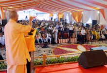 अयोध्या में परमहंस रामचंद्र दास महाराज की 23वीं पुण्यतिथि पर मुख्यमंत्री योगी आदित्यनाथ ने राम मंदिर आंदोलन में उनके योगदान को याद किया। उन्होंने 1947 के विभाजन, संभल हिंसा, कश्मीर, अयोध्या और राम जन्मभूमि आंदोलन से जुड़े मुद्दों पर कांग्रेस व समाजवादी पार्टी पर निशाना साधा। सीएम ने कहा कि रामद्रोहियों से अंतिम दम तक मुकाबला किया जाएगा। उन्होंने कहा कि आज अयोध्या भव्य रूप में बदल चुकी है और सनातन आस्था को नया सम्मान मिला है।