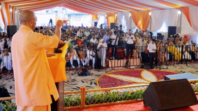अयोध्या में परमहंस रामचंद्र दास महाराज की 23वीं पुण्यतिथि पर मुख्यमंत्री योगी आदित्यनाथ ने राम मंदिर आंदोलन में उनके योगदान को याद किया। उन्होंने 1947 के विभाजन, संभल हिंसा, कश्मीर, अयोध्या और राम जन्मभूमि आंदोलन से जुड़े मुद्दों पर कांग्रेस व समाजवादी पार्टी पर निशाना साधा। सीएम ने कहा कि रामद्रोहियों से अंतिम दम तक मुकाबला किया जाएगा। उन्होंने कहा कि आज अयोध्या भव्य रूप में बदल चुकी है और सनातन आस्था को नया सम्मान मिला है।