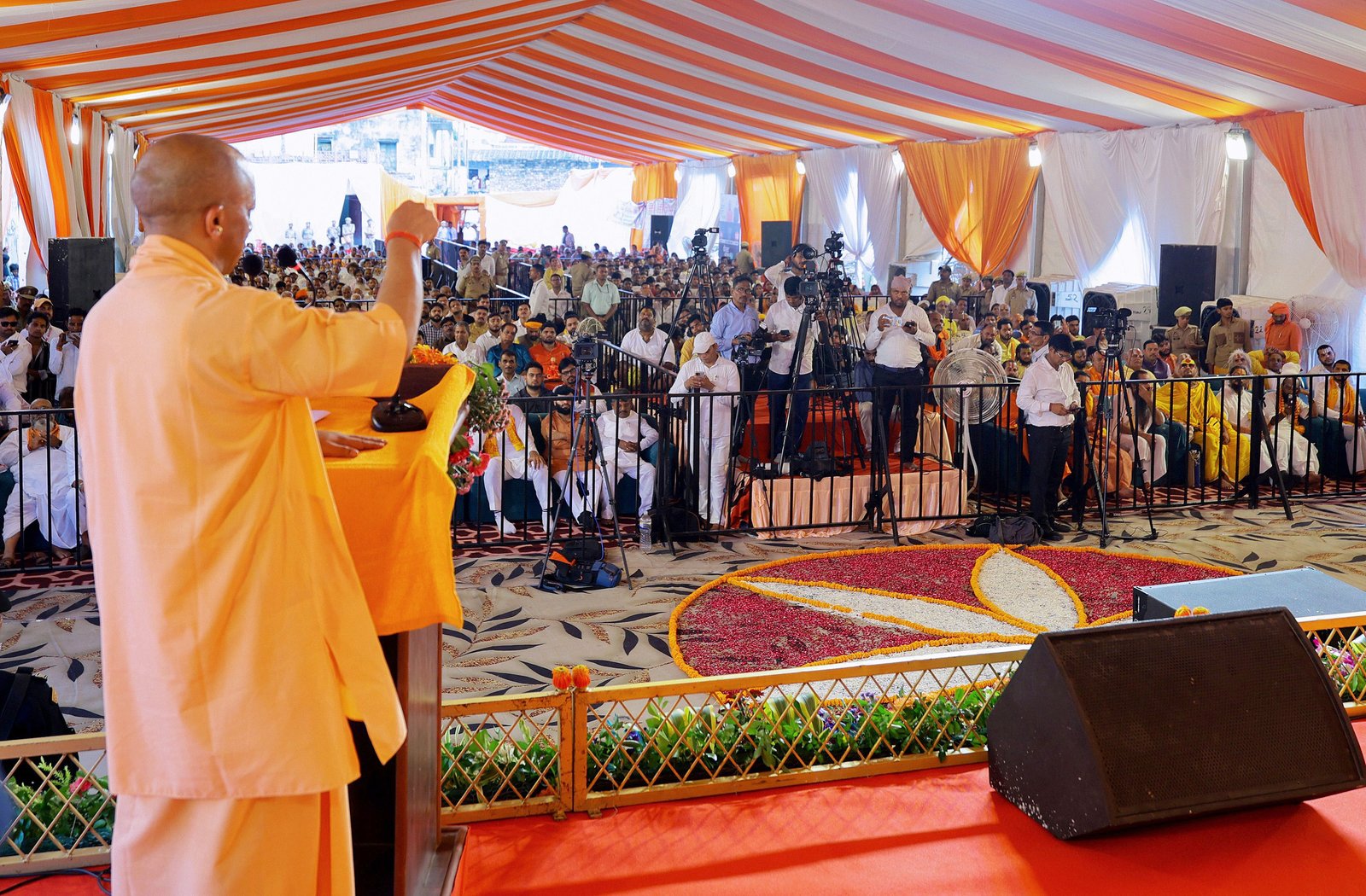 अयोध्या में परमहंस रामचंद्र दास महाराज की 23वीं पुण्यतिथि पर मुख्यमंत्री योगी आदित्यनाथ ने राम मंदिर आंदोलन में उनके योगदान को याद किया। उन्होंने 1947 के विभाजन, संभल हिंसा, कश्मीर, अयोध्या और राम जन्मभूमि आंदोलन से जुड़े मुद्दों पर कांग्रेस व समाजवादी पार्टी पर निशाना साधा। सीएम ने कहा कि रामद्रोहियों से अंतिम दम तक मुकाबला किया जाएगा। उन्होंने कहा कि आज अयोध्या भव्य रूप में बदल चुकी है और सनातन आस्था को नया सम्मान मिला है।