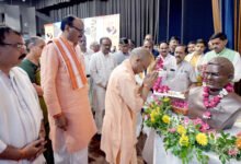 लखनऊ में पूर्व प्रधानमंत्री अटल बिहारी वाजपेयी की आठवीं पुण्यतिथि पर आयोजित श्रद्धांजलि सभा में मुख्यमंत्री योगी आदित्यनाथ ने अटल जी को नमन किया। उन्होंने कहा कि अटल जी के लिए राजनीति सत्ता नहीं, बल्कि सेवा, समर्पण और राष्ट्रहित का माध्यम थी। मुख्यमंत्री ने कारगिल युद्ध, आपातकाल, 1971 के युद्ध और वैश्विक मंचों पर अटल जी की राष्ट्रनिष्ठा को याद किया। उन्होंने कहा कि प्रधानमंत्री नरेंद्र मोदी के नेतृत्व में अटल जी के राष्ट्रहित और सुशासन के विचारों को आगे बढ़ाया जा रहा है।