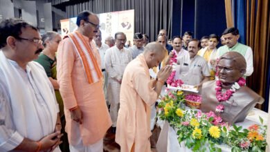 लखनऊ में पूर्व प्रधानमंत्री अटल बिहारी वाजपेयी की आठवीं पुण्यतिथि पर आयोजित श्रद्धांजलि सभा में मुख्यमंत्री योगी आदित्यनाथ ने अटल जी को नमन किया। उन्होंने कहा कि अटल जी के लिए राजनीति सत्ता नहीं, बल्कि सेवा, समर्पण और राष्ट्रहित का माध्यम थी। मुख्यमंत्री ने कारगिल युद्ध, आपातकाल, 1971 के युद्ध और वैश्विक मंचों पर अटल जी की राष्ट्रनिष्ठा को याद किया। उन्होंने कहा कि प्रधानमंत्री नरेंद्र मोदी के नेतृत्व में अटल जी के राष्ट्रहित और सुशासन के विचारों को आगे बढ़ाया जा रहा है।