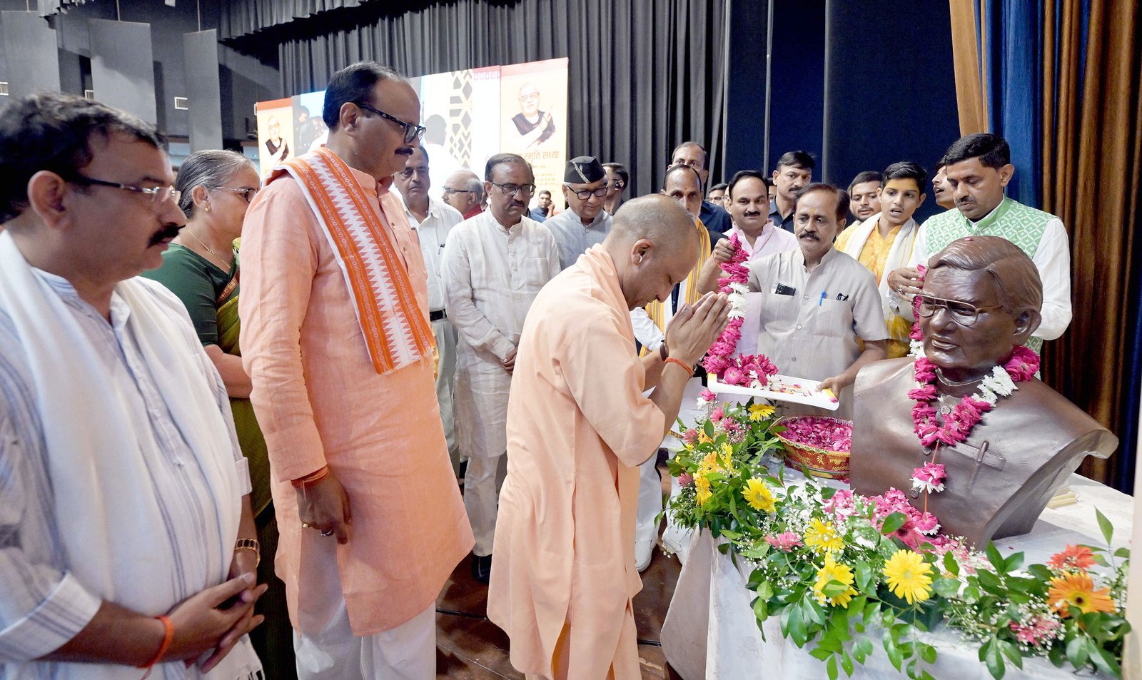 लखनऊ में पूर्व प्रधानमंत्री अटल बिहारी वाजपेयी की आठवीं पुण्यतिथि पर आयोजित श्रद्धांजलि सभा में मुख्यमंत्री योगी आदित्यनाथ ने अटल जी को नमन किया। उन्होंने कहा कि अटल जी के लिए राजनीति सत्ता नहीं, बल्कि सेवा, समर्पण और राष्ट्रहित का माध्यम थी। मुख्यमंत्री ने कारगिल युद्ध, आपातकाल, 1971 के युद्ध और वैश्विक मंचों पर अटल जी की राष्ट्रनिष्ठा को याद किया। उन्होंने कहा कि प्रधानमंत्री नरेंद्र मोदी के नेतृत्व में अटल जी के राष्ट्रहित और सुशासन के विचारों को आगे बढ़ाया जा रहा है।