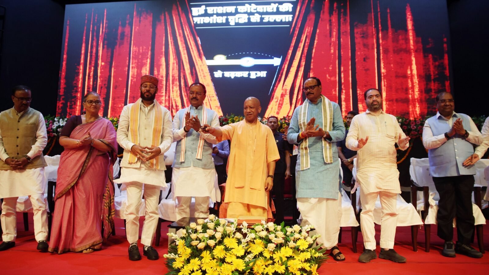 लखनऊ में मुख्यमंत्री योगी आदित्यनाथ ने 78 हजार से अधिक उचित दर विक्रेताओं को बड़ा तोहफा दिया। सिंगल स्टेज डोर-स्टेप डिलीवरी के तहत ई-पॉस आधारित फीडबैक प्रणाली शुरू करते हुए कोटेदारों का लाभांश 90 रुपये से बढ़ाकर 125 रुपये प्रति कुंतल किया गया। सीएम ने कहा कि उचित दर विक्रेता शासन और जनता के बीच सेतु हैं। उन्होंने अन्नपूर्णा भवन, राशन वितरण में पारदर्शिता, 39 वस्तुओं की बिक्री और कोटेदारों के सम्मान का जिक्र करते हुए सरकार की उपलब्धियां गिनाईं।