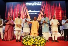 लखनऊ में मुख्यमंत्री योगी आदित्यनाथ ने 78 हजार से अधिक उचित दर विक्रेताओं को बड़ा तोहफा दिया। सिंगल स्टेज डोर-स्टेप डिलीवरी के तहत ई-पॉस आधारित फीडबैक प्रणाली शुरू करते हुए कोटेदारों का लाभांश 90 रुपये से बढ़ाकर 125 रुपये प्रति कुंतल किया गया। सीएम ने कहा कि उचित दर विक्रेता शासन और जनता के बीच सेतु हैं। उन्होंने अन्नपूर्णा भवन, राशन वितरण में पारदर्शिता, 39 वस्तुओं की बिक्री और कोटेदारों के सम्मान का जिक्र करते हुए सरकार की उपलब्धियां गिनाईं।