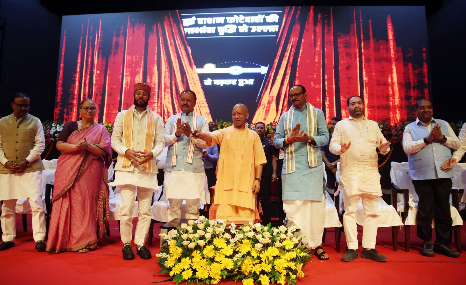 लखनऊ में मुख्यमंत्री योगी आदित्यनाथ ने 78 हजार से अधिक उचित दर विक्रेताओं को बड़ा तोहफा दिया। सिंगल स्टेज डोर-स्टेप डिलीवरी के तहत ई-पॉस आधारित फीडबैक प्रणाली शुरू करते हुए कोटेदारों का लाभांश 90 रुपये से बढ़ाकर 125 रुपये प्रति कुंतल किया गया। सीएम ने कहा कि उचित दर विक्रेता शासन और जनता के बीच सेतु हैं। उन्होंने अन्नपूर्णा भवन, राशन वितरण में पारदर्शिता, 39 वस्तुओं की बिक्री और कोटेदारों के सम्मान का जिक्र करते हुए सरकार की उपलब्धियां गिनाईं।