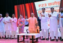 गोरखपुर में पीआरडी जवानों के सम्मेलन को संबोधित करते हुए मुख्यमंत्री योगी आदित्यनाथ ने बिना नाम लिए पूर्व की सपा सरकार पर तीखा हमला बोला। उन्होंने आरोप लगाया कि पिछली सरकारों का विकास ‘सैफई सिंडिकेट’ तक सीमित था और प्रदेश में दंगा, गुंडागर्दी व लूटपाट का माहौल था। सीएम ने कहा कि 2017 के बाद उत्तर प्रदेश में सड़क, बिजली, कानून-व्यवस्था और अर्थव्यवस्था के क्षेत्र में बड़ा बदलाव हुआ है। उन्होंने यूपी को देश की अर्थव्यवस्था का ग्रोथ इंजन बताया।