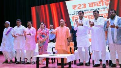 गोरखपुर में पीआरडी जवानों के सम्मेलन को संबोधित करते हुए मुख्यमंत्री योगी आदित्यनाथ ने बिना नाम लिए पूर्व की सपा सरकार पर तीखा हमला बोला। उन्होंने आरोप लगाया कि पिछली सरकारों का विकास ‘सैफई सिंडिकेट’ तक सीमित था और प्रदेश में दंगा, गुंडागर्दी व लूटपाट का माहौल था। सीएम ने कहा कि 2017 के बाद उत्तर प्रदेश में सड़क, बिजली, कानून-व्यवस्था और अर्थव्यवस्था के क्षेत्र में बड़ा बदलाव हुआ है। उन्होंने यूपी को देश की अर्थव्यवस्था का ग्रोथ इंजन बताया।