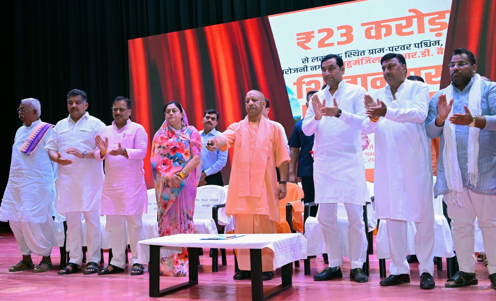 गोरखपुर में पीआरडी जवानों के सम्मेलन को संबोधित करते हुए मुख्यमंत्री योगी आदित्यनाथ ने बिना नाम लिए पूर्व की सपा सरकार पर तीखा हमला बोला। उन्होंने आरोप लगाया कि पिछली सरकारों का विकास ‘सैफई सिंडिकेट’ तक सीमित था और प्रदेश में दंगा, गुंडागर्दी व लूटपाट का माहौल था। सीएम ने कहा कि 2017 के बाद उत्तर प्रदेश में सड़क, बिजली, कानून-व्यवस्था और अर्थव्यवस्था के क्षेत्र में बड़ा बदलाव हुआ है। उन्होंने यूपी को देश की अर्थव्यवस्था का ग्रोथ इंजन बताया।