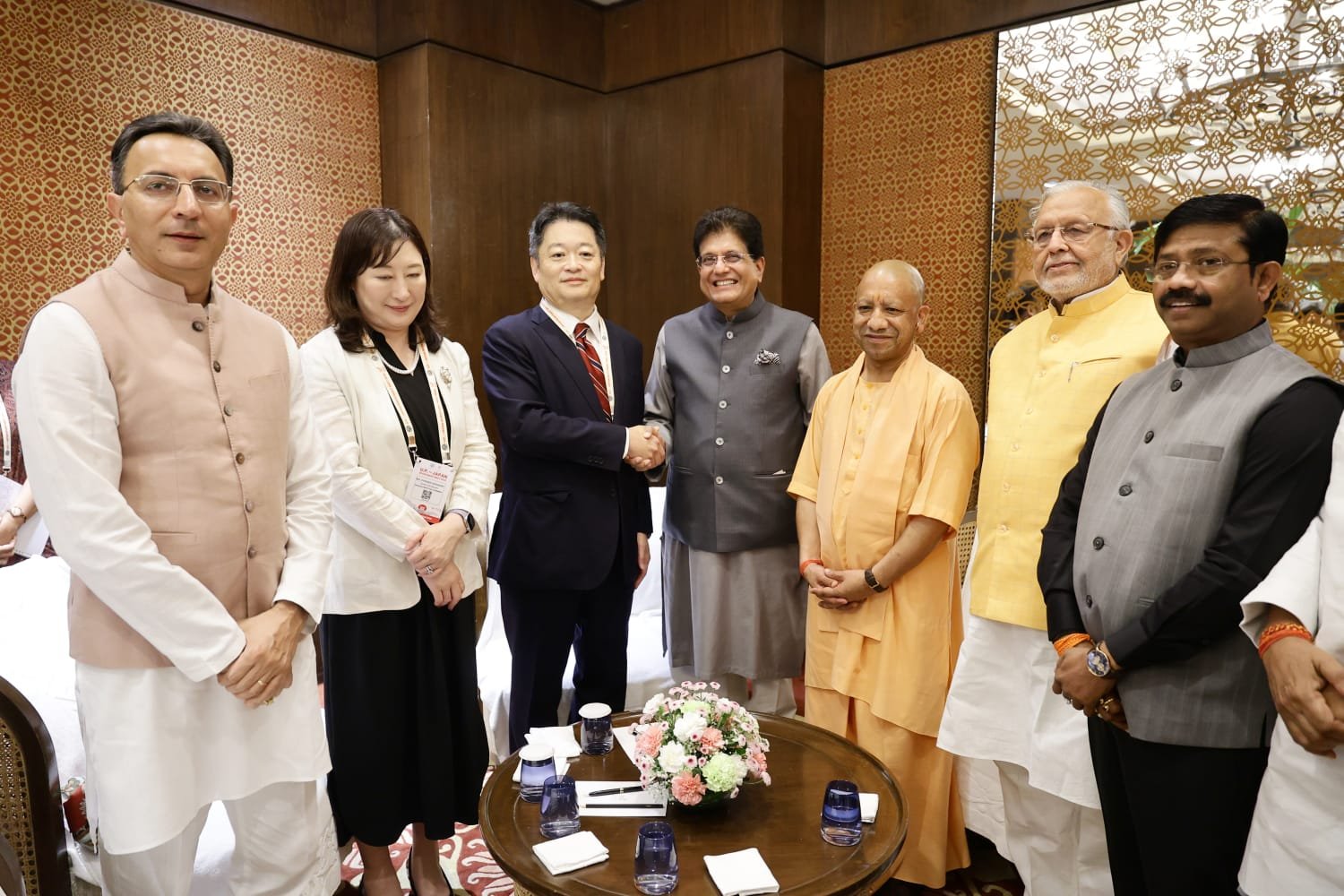 उत्तर प्रदेश में जापानी निवेश को नई रफ्तार देने के लिए यूपी-जापान इन्वेस्टमेंट मीट 2026 का आगाज हुआ। यामानाशी के गवर्नर कोटारो नागासाकी के नेतृत्व में 200 से अधिक जापानी कारोबारी और उद्योग प्रतिनिधि भारत पहुंचे हैं। 18 से 23 अगस्त तक चलने वाले कार्यक्रम में लखनऊ, आगरा, ग्रेटर नोएडा और वाराणसी में निवेश संभावनाओं पर चर्चा होगी। 21 अगस्त को लखनऊ में मुख्य बैठक में विनिर्माण, ऑटोमोबाइल, सेमीकंडक्टर, ग्रीन एनर्जी, डिजिटल इंफ्रास्ट्रक्चर और पर्यटन पर सहयोग की संभावनाएं तलाशी जाएंगी।