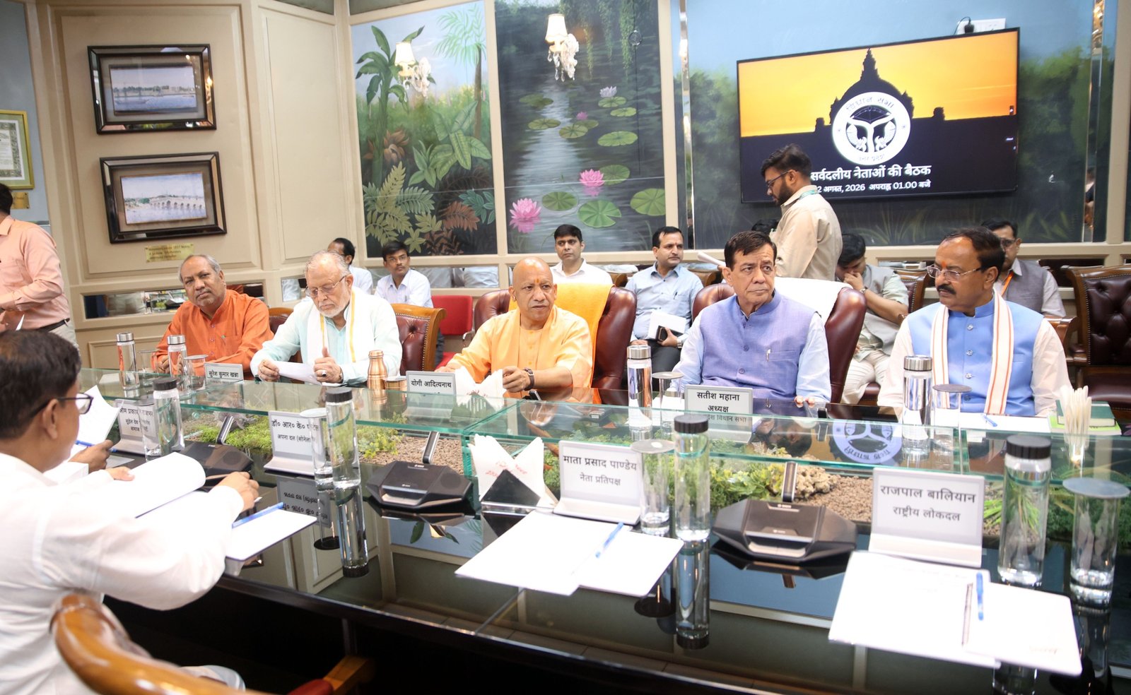 लखनऊ में मानसून सत्र से पहले आयोजित सर्वदलीय बैठक में मुख्यमंत्री योगी आदित्यनाथ ने सत्ता पक्ष और विपक्ष के सभी जनप्रतिनिधियों से जनता से जुड़े मुद्दों को सदन में गंभीरता से उठाने की अपील की। उन्होंने कहा कि स्वस्थ संवाद और सकारात्मक चर्चा लोकतंत्र की मजबूती का आधार हैं। मुख्यमंत्री ने विपक्ष से सदन की कार्यवाही सुचारु रूप से चलाने में सहयोग देने का आग्रह किया। बैठक में विधानसभा अध्यक्ष सतीश महाना सहित सभी प्रमुख दलों के नेता मौजूद रहे।