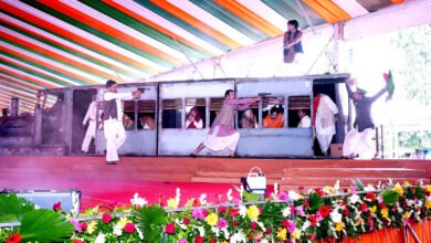 लखनऊ में मुख्यमंत्री योगी आदित्यनाथ ने काकोरी शहीद स्मारक पहुंचकर अमर शहीदों को श्रद्धांजलि दी। उन्होंने काकोरी ट्रेन एक्शन पर आधारित संगीतमय नाट्य प्रस्तुति देखी और राष्ट्रनायकों के परिजनों को सम्मानित किया। मुख्यमंत्री ने ‘एक पेड़ मां के नाम’ अभियान के तहत त्रिवेणी पौधरोपण किया। उन्होंने स्वतंत्रता संग्राम पर आधारित प्रदर्शनी का अवलोकन किया तथा बच्चों से मुलाकात कर सेल्फी ली। कार्यक्रम में देशभक्ति गीतों और कलाकारों की प्रस्तुति ने पूरे माहौल को राष्ट्रभक्ति से सराबोर कर दिया।