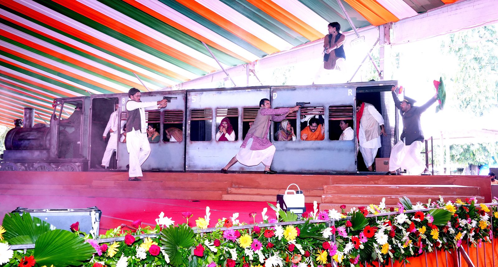 लखनऊ में मुख्यमंत्री योगी आदित्यनाथ ने काकोरी शहीद स्मारक पहुंचकर अमर शहीदों को श्रद्धांजलि दी। उन्होंने काकोरी ट्रेन एक्शन पर आधारित संगीतमय नाट्य प्रस्तुति देखी और राष्ट्रनायकों के परिजनों को सम्मानित किया। मुख्यमंत्री ने ‘एक पेड़ मां के नाम’ अभियान के तहत त्रिवेणी पौधरोपण किया। उन्होंने स्वतंत्रता संग्राम पर आधारित प्रदर्शनी का अवलोकन किया तथा बच्चों से मुलाकात कर सेल्फी ली। कार्यक्रम में देशभक्ति गीतों और कलाकारों की प्रस्तुति ने पूरे माहौल को राष्ट्रभक्ति से सराबोर कर दिया।