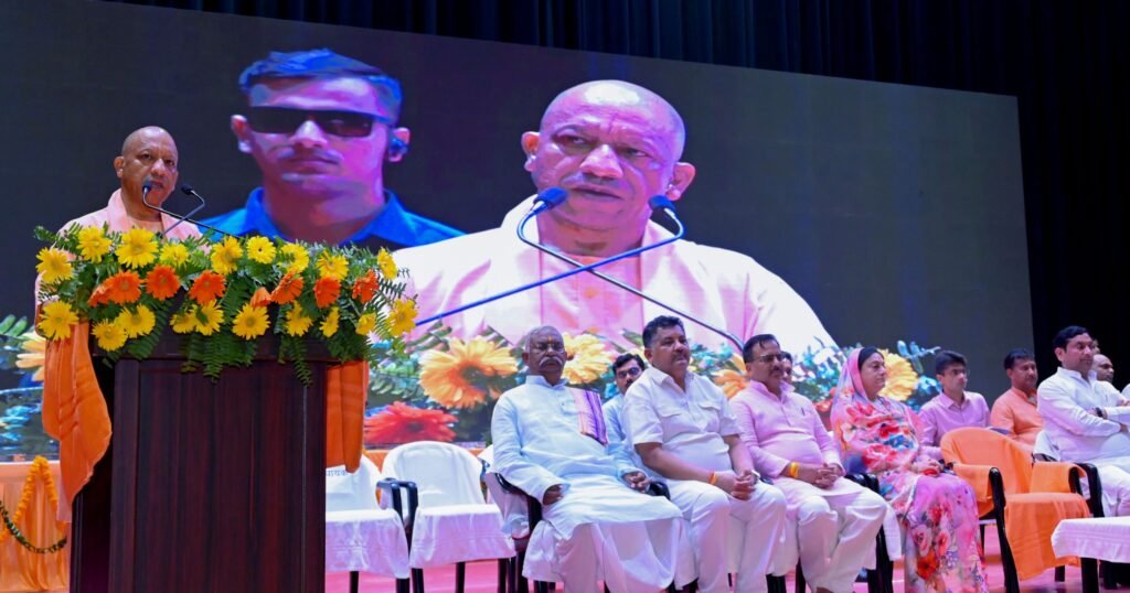 गोरखपुर में मुख्यमंत्री योगी आदित्यनाथ ने पीआरडी जवानों के लिए बड़ी घोषणाएं कीं। दैनिक ड्यूटी भत्ता 500 से बढ़ाकर 600 रुपये करने का ऐलान किया गया। साथ ही 31 हजार से अधिक पीआरडी स्वयंसेवकों और उनके परिवारों को हर साल 5 लाख रुपये तक कैशलेस इलाज की सुविधा मिलेगी। मुख्यमंत्री ने कैशलेस चिकित्सा योजना शुरू करने के साथ लखनऊ में करीब 23 करोड़ रुपये की लागत से बनने वाले बहुमंजिला पीआरडी बैरक का शिलान्यास भी किया।