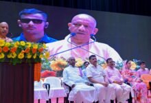 गोरखपुर में मुख्यमंत्री योगी आदित्यनाथ ने पीआरडी जवानों के लिए बड़ी घोषणाएं कीं। दैनिक ड्यूटी भत्ता 500 से बढ़ाकर 600 रुपये करने का ऐलान किया गया। साथ ही 31 हजार से अधिक पीआरडी स्वयंसेवकों और उनके परिवारों को हर साल 5 लाख रुपये तक कैशलेस इलाज की सुविधा मिलेगी। मुख्यमंत्री ने कैशलेस चिकित्सा योजना शुरू करने के साथ लखनऊ में करीब 23 करोड़ रुपये की लागत से बनने वाले बहुमंजिला पीआरडी बैरक का शिलान्यास भी किया।