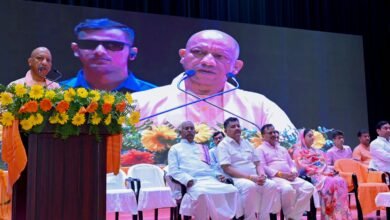 गोरखपुर में मुख्यमंत्री योगी आदित्यनाथ ने पीआरडी जवानों के लिए बड़ी घोषणाएं कीं। दैनिक ड्यूटी भत्ता 500 से बढ़ाकर 600 रुपये करने का ऐलान किया गया। साथ ही 31 हजार से अधिक पीआरडी स्वयंसेवकों और उनके परिवारों को हर साल 5 लाख रुपये तक कैशलेस इलाज की सुविधा मिलेगी। मुख्यमंत्री ने कैशलेस चिकित्सा योजना शुरू करने के साथ लखनऊ में करीब 23 करोड़ रुपये की लागत से बनने वाले बहुमंजिला पीआरडी बैरक का शिलान्यास भी किया।