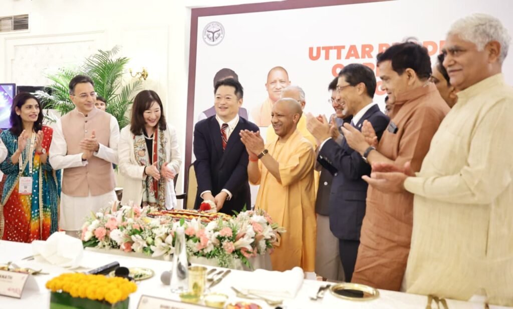 उत्तर प्रदेश में जापानी निवेश को नई रफ्तार देने के लिए यूपी-जापान इन्वेस्टमेंट मीट 2026 का आगाज हुआ। यामानाशी के गवर्नर कोटारो नागासाकी के नेतृत्व में 200 से अधिक जापानी कारोबारी और उद्योग प्रतिनिधि भारत पहुंचे हैं। 18 से 23 अगस्त तक चलने वाले कार्यक्रम में लखनऊ, आगरा, ग्रेटर नोएडा और वाराणसी में निवेश संभावनाओं पर चर्चा होगी। 21 अगस्त को लखनऊ में मुख्य बैठक में विनिर्माण, ऑटोमोबाइल, सेमीकंडक्टर, ग्रीन एनर्जी, डिजिटल इंफ्रास्ट्रक्चर और पर्यटन पर सहयोग की संभावनाएं तलाशी जाएंगी।