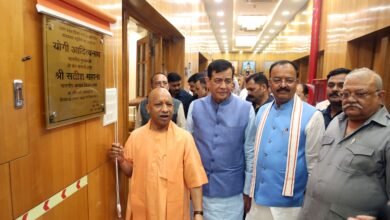 मुख्यमंत्री योगी आदित्यनाथ ने रविवार को लखनऊ स्थित विधान भवन में नवीनीकृत कॉरिडोर, विधान परिषद मंडप के सौंदर्यीकरण और आधुनिक पॉडकास्ट स्टूडियो सहित कई विकास कार्यों का लोकार्पण किया। उन्होंने उत्तर प्रदेश की सांस्कृतिक एवं आध्यात्मिक विरासत पर आधारित प्रदर्शनी का अवलोकन किया तथा विधानसभा की व्यवस्थाओं का निरीक्षण भी किया।