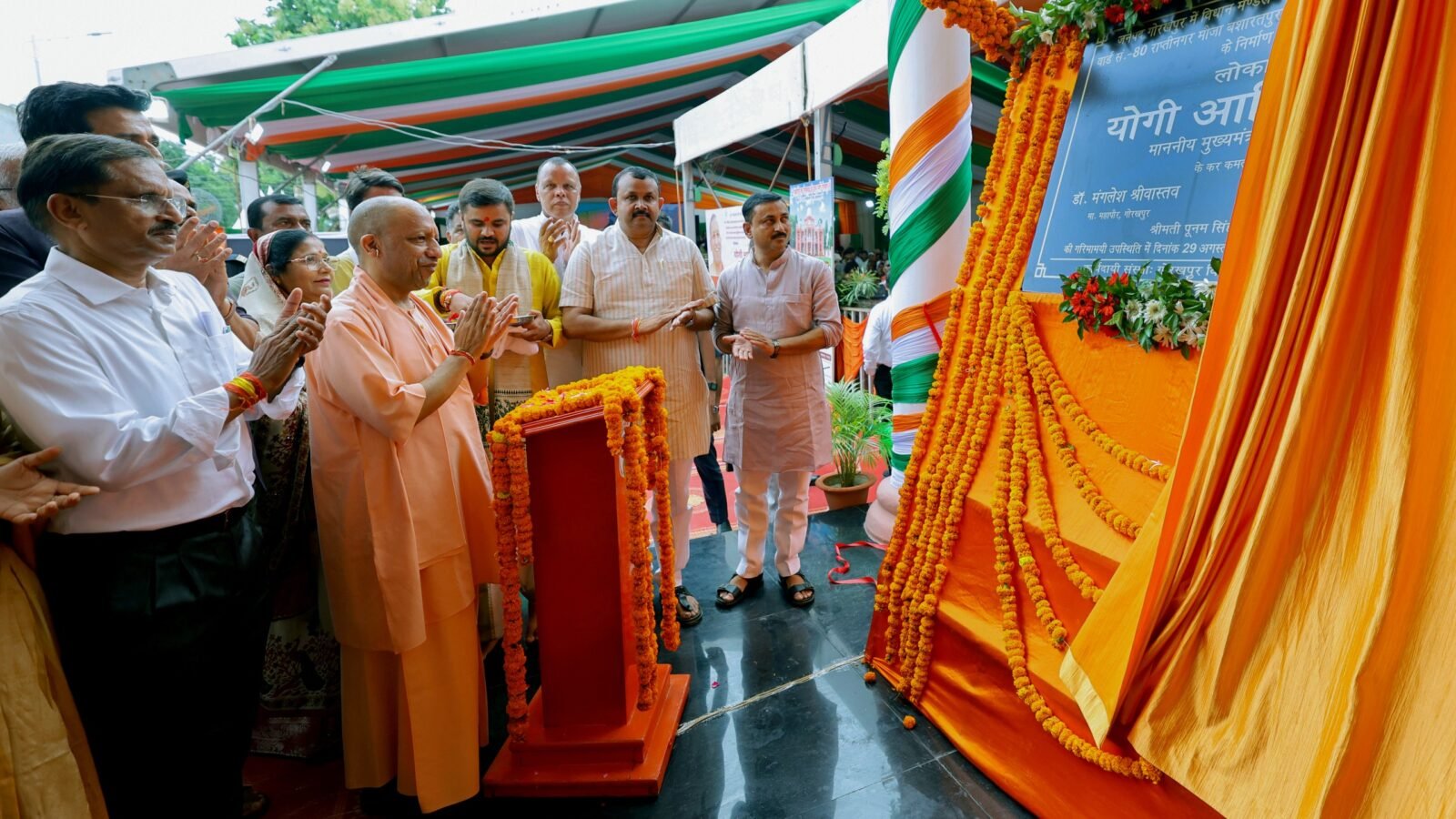 गोरखपुर में मुख्यमंत्री योगी आदित्यनाथ ने अपराधियों और माफियाओं को कड़ा संदेश देते हुए कहा कि प्रदेश की सुरक्षा से खिलवाड़ करने वालों के लिए जेल और जहन्नुम के रास्ते खुले हैं। उन्होंने 130.73 करोड़ रुपये की 170 विकास परियोजनाओं का लोकार्पण व शिलान्यास किया। सीएम ने कानून-व्यवस्था, रोजगार, महिला कल्याण, इंसेफेलाइटिस नियंत्रण और गोरखपुर के विकास का उल्लेख करते हुए डबल इंजन सरकार की उपलब्धियां गिनाईं।