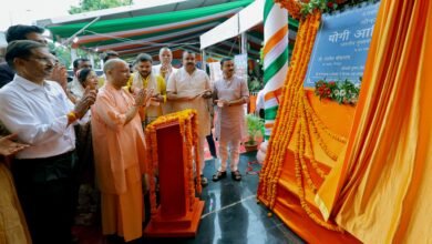 गोरखपुर में मुख्यमंत्री योगी आदित्यनाथ ने अपराधियों और माफियाओं को कड़ा संदेश देते हुए कहा कि प्रदेश की सुरक्षा से खिलवाड़ करने वालों के लिए जेल और जहन्नुम के रास्ते खुले हैं। उन्होंने 130.73 करोड़ रुपये की 170 विकास परियोजनाओं का लोकार्पण व शिलान्यास किया। सीएम ने कानून-व्यवस्था, रोजगार, महिला कल्याण, इंसेफेलाइटिस नियंत्रण और गोरखपुर के विकास का उल्लेख करते हुए डबल इंजन सरकार की उपलब्धियां गिनाईं।