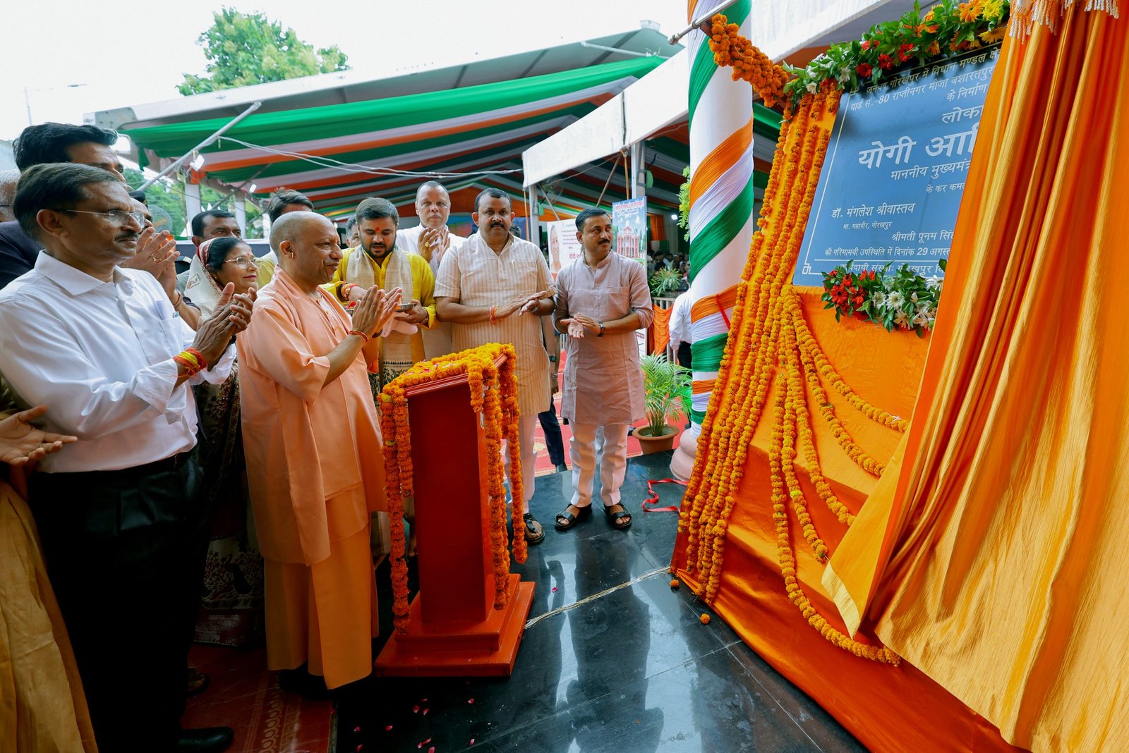 गोरखपुर में मुख्यमंत्री योगी आदित्यनाथ ने अपराधियों और माफियाओं को कड़ा संदेश देते हुए कहा कि प्रदेश की सुरक्षा से खिलवाड़ करने वालों के लिए जेल और जहन्नुम के रास्ते खुले हैं। उन्होंने 130.73 करोड़ रुपये की 170 विकास परियोजनाओं का लोकार्पण व शिलान्यास किया। सीएम ने कानून-व्यवस्था, रोजगार, महिला कल्याण, इंसेफेलाइटिस नियंत्रण और गोरखपुर के विकास का उल्लेख करते हुए डबल इंजन सरकार की उपलब्धियां गिनाईं।