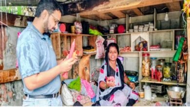 सोनभद्र के राबर्ट्सगंज ब्लॉक स्थित बिचपई गांव की निर्मला ने स्वयं सहायता समूह से जुड़कर मजदूरी से उद्यमिता तक का प्रेरक सफर तय किया है। योगी सरकार की 60 हजार रुपये की सीड मनी और विभिन्न विभागों से मिले प्रशिक्षण के बाद उन्होंने डिजाइनर मोमबत्तियां, पॉपकॉर्न, गुलकंद, शर्बत और गाजर का मुरब्बा बनाकर सालाना करीब ढाई लाख रुपये की आय अर्जित की। उनकी सफलता से गांव की अन्य महिलाएं भी आत्मनिर्भरता की राह पर हैं।