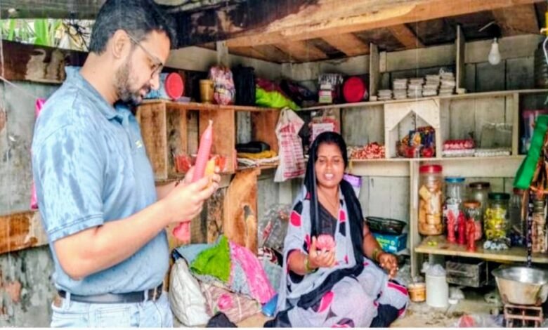 सोनभद्र के राबर्ट्सगंज ब्लॉक स्थित बिचपई गांव की निर्मला ने स्वयं सहायता समूह से जुड़कर मजदूरी से उद्यमिता तक का प्रेरक सफर तय किया है। योगी सरकार की 60 हजार रुपये की सीड मनी और विभिन्न विभागों से मिले प्रशिक्षण के बाद उन्होंने डिजाइनर मोमबत्तियां, पॉपकॉर्न, गुलकंद, शर्बत और गाजर का मुरब्बा बनाकर सालाना करीब ढाई लाख रुपये की आय अर्जित की। उनकी सफलता से गांव की अन्य महिलाएं भी आत्मनिर्भरता की राह पर हैं।