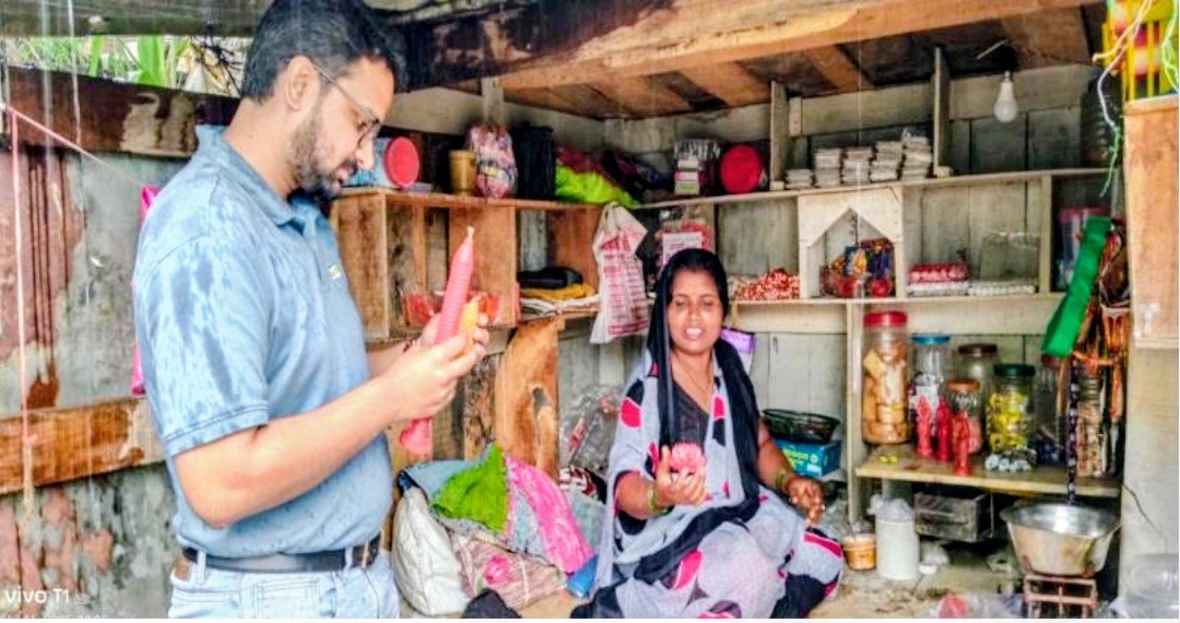 सोनभद्र के राबर्ट्सगंज ब्लॉक स्थित बिचपई गांव की निर्मला ने स्वयं सहायता समूह से जुड़कर मजदूरी से उद्यमिता तक का प्रेरक सफर तय किया है। योगी सरकार की 60 हजार रुपये की सीड मनी और विभिन्न विभागों से मिले प्रशिक्षण के बाद उन्होंने डिजाइनर मोमबत्तियां, पॉपकॉर्न, गुलकंद, शर्बत और गाजर का मुरब्बा बनाकर सालाना करीब ढाई लाख रुपये की आय अर्जित की। उनकी सफलता से गांव की अन्य महिलाएं भी आत्मनिर्भरता की राह पर हैं।