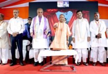 मुख्यमंत्री योगी आदित्यनाथ ने बहराइच में रुपईडीहा-नानपारा-बहराइच रेलखंड और नई ट्रेन सेवा का शुभारंभ किया। उन्होंने कहा कि बेहतर रेल कनेक्टिविटी से भारत-नेपाल संबंध, व्यापार, पर्यटन, कृषि और क्षेत्रीय विकास को नई गति मिलेगी। सीएम ने महाराजा सुहेलदेव के योगदान का उल्लेख करते हुए कहा कि बहराइच लंबे समय तक विकास से वंचित रहा। कार्यक्रम में रेल मंत्री अश्विनी वैष्णव भी वर्चुअली जुड़े और रेलखंड को ब्रॉडगेज नेटवर्क से जोड़ने की घोषणा की।