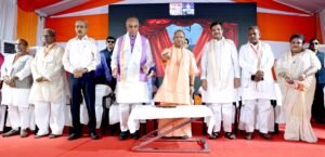 मुख्यमंत्री योगी आदित्यनाथ ने बहराइच में रुपईडीहा-नानपारा-बहराइच रेलखंड और नई ट्रेन सेवा का शुभारंभ किया। उन्होंने कहा कि बेहतर रेल कनेक्टिविटी से भारत-नेपाल संबंध, व्यापार, पर्यटन, कृषि और क्षेत्रीय विकास को नई गति मिलेगी। सीएम ने महाराजा सुहेलदेव के योगदान का उल्लेख करते हुए कहा कि बहराइच लंबे समय तक विकास से वंचित रहा। कार्यक्रम में रेल मंत्री अश्विनी वैष्णव भी वर्चुअली जुड़े और रेलखंड को ब्रॉडगेज नेटवर्क से जोड़ने की घोषणा की।