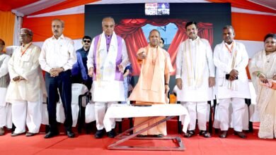 मुख्यमंत्री योगी आदित्यनाथ ने बहराइच में रुपईडीहा-नानपारा-बहराइच रेलखंड और नई ट्रेन सेवा का शुभारंभ किया। उन्होंने कहा कि बेहतर रेल कनेक्टिविटी से भारत-नेपाल संबंध, व्यापार, पर्यटन, कृषि और क्षेत्रीय विकास को नई गति मिलेगी। सीएम ने महाराजा सुहेलदेव के योगदान का उल्लेख करते हुए कहा कि बहराइच लंबे समय तक विकास से वंचित रहा। कार्यक्रम में रेल मंत्री अश्विनी वैष्णव भी वर्चुअली जुड़े और रेलखंड को ब्रॉडगेज नेटवर्क से जोड़ने की घोषणा की।