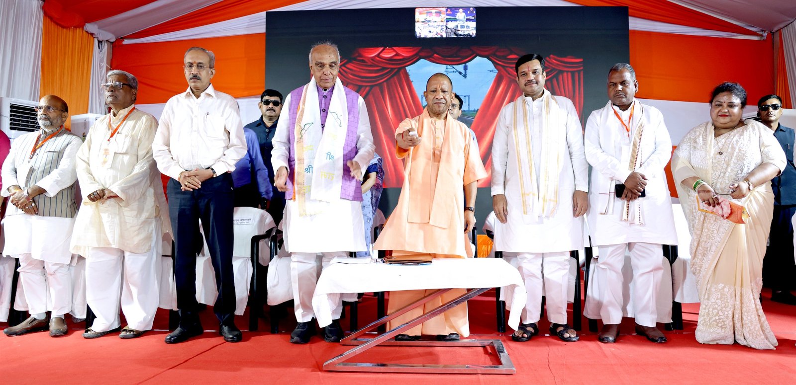 मुख्यमंत्री योगी आदित्यनाथ ने बहराइच में रुपईडीहा-नानपारा-बहराइच रेलखंड और नई ट्रेन सेवा का शुभारंभ किया। उन्होंने कहा कि बेहतर रेल कनेक्टिविटी से भारत-नेपाल संबंध, व्यापार, पर्यटन, कृषि और क्षेत्रीय विकास को नई गति मिलेगी। सीएम ने महाराजा सुहेलदेव के योगदान का उल्लेख करते हुए कहा कि बहराइच लंबे समय तक विकास से वंचित रहा। कार्यक्रम में रेल मंत्री अश्विनी वैष्णव भी वर्चुअली जुड़े और रेलखंड को ब्रॉडगेज नेटवर्क से जोड़ने की घोषणा की।