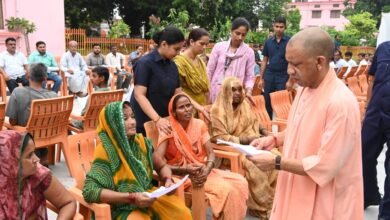 गोरखपुर प्रवास के दौरान मुख्यमंत्री योगी आदित्यनाथ ने शनिवार को गोरखनाथ मंदिर में जनता दर्शन कर विभिन्न जिलों से आए करीब 200 लोगों की समस्याएं सुनीं। उन्होंने अधिकारियों को शिकायतों का संवेदनशील और त्वरित निस्तारण करने के निर्देश दिए। सीएम ने कहा कि धन के अभाव में किसी जरूरतमंद का इलाज नहीं रुकेगा। उन्होंने भू माफियाओं व दबंगों पर कठोर कार्रवाई के निर्देश दिए। मंदिर परिसर में मुख्यमंत्री ने गोसेवा कर गोवंश को पूड़ी-गुड़ भी खिलाया।