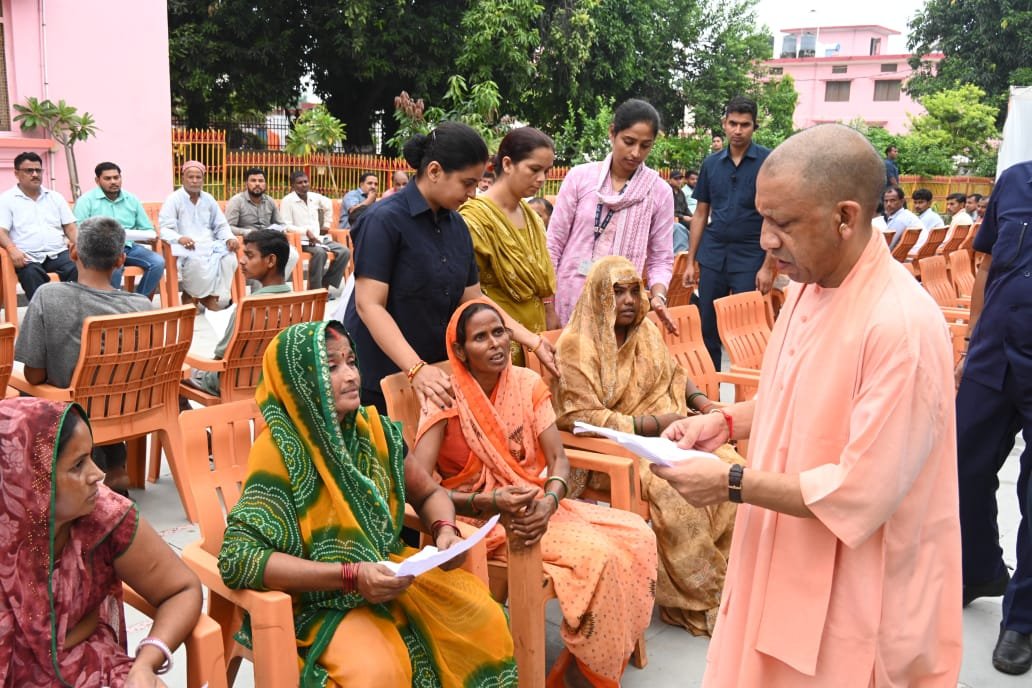 गोरखपुर प्रवास के दौरान मुख्यमंत्री योगी आदित्यनाथ ने शनिवार को गोरखनाथ मंदिर में जनता दर्शन कर विभिन्न जिलों से आए करीब 200 लोगों की समस्याएं सुनीं। उन्होंने अधिकारियों को शिकायतों का संवेदनशील और त्वरित निस्तारण करने के निर्देश दिए। सीएम ने कहा कि धन के अभाव में किसी जरूरतमंद का इलाज नहीं रुकेगा। उन्होंने भू माफियाओं व दबंगों पर कठोर कार्रवाई के निर्देश दिए। मंदिर परिसर में मुख्यमंत्री ने गोसेवा कर गोवंश को पूड़ी-गुड़ भी खिलाया।