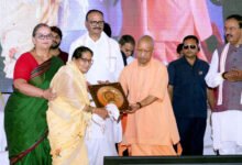 काकोरी ट्रेन एक्शन के 101वें वर्ष पर मुख्यमंत्री योगी आदित्यनाथ ने काकोरी शहीद स्मारक में आयोजित शताब्दी समारोह को संबोधित किया। उन्होंने कहा कि भारत आपसी फूट और षड्यंत्र के कारण गुलाम हुआ था और आज भी देश को कमजोर करने की कोशिशें जारी हैं। सीएम योगी ने क्रांतिकारियों के योगदान को याद करते हुए कहा कि स्वतंत्रता संग्राम के गुमनाम नायकों को खोजकर सम्मान देना चाहिए। उन्होंने 15 अगस्त पर हर घर तिरंगा फहराने और राष्ट्रभाव मजबूत करने का आह्वान किया।