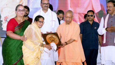 काकोरी ट्रेन एक्शन के 101वें वर्ष पर मुख्यमंत्री योगी आदित्यनाथ ने काकोरी शहीद स्मारक में आयोजित शताब्दी समारोह को संबोधित किया। उन्होंने कहा कि भारत आपसी फूट और षड्यंत्र के कारण गुलाम हुआ था और आज भी देश को कमजोर करने की कोशिशें जारी हैं। सीएम योगी ने क्रांतिकारियों के योगदान को याद करते हुए कहा कि स्वतंत्रता संग्राम के गुमनाम नायकों को खोजकर सम्मान देना चाहिए। उन्होंने 15 अगस्त पर हर घर तिरंगा फहराने और राष्ट्रभाव मजबूत करने का आह्वान किया।