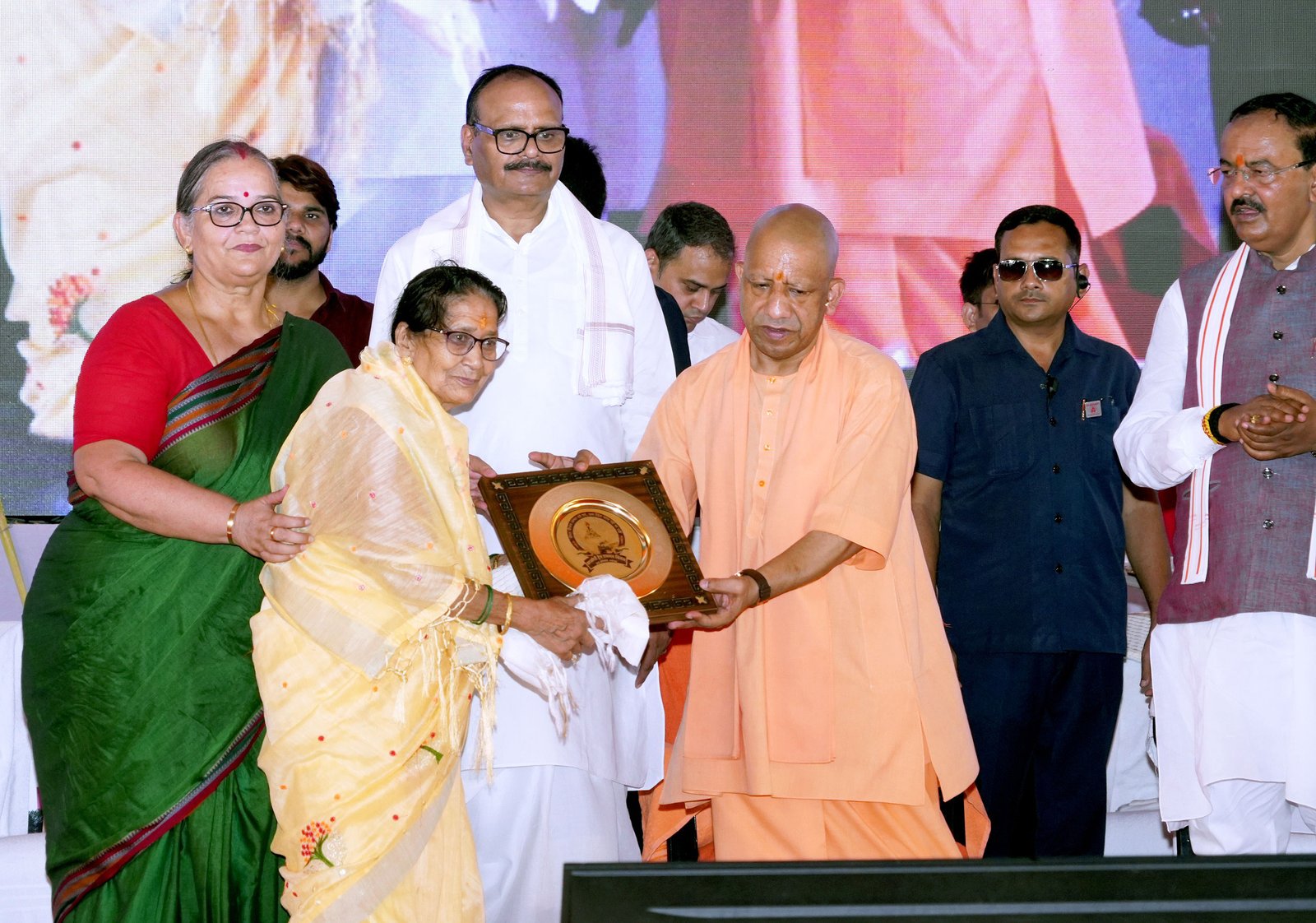 काकोरी ट्रेन एक्शन के 101वें वर्ष पर मुख्यमंत्री योगी आदित्यनाथ ने काकोरी शहीद स्मारक में आयोजित शताब्दी समारोह को संबोधित किया। उन्होंने कहा कि भारत आपसी फूट और षड्यंत्र के कारण गुलाम हुआ था और आज भी देश को कमजोर करने की कोशिशें जारी हैं। सीएम योगी ने क्रांतिकारियों के योगदान को याद करते हुए कहा कि स्वतंत्रता संग्राम के गुमनाम नायकों को खोजकर सम्मान देना चाहिए। उन्होंने 15 अगस्त पर हर घर तिरंगा फहराने और राष्ट्रभाव मजबूत करने का आह्वान किया।