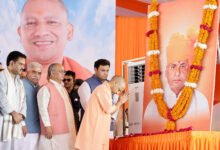 लखनऊ में पूर्व मुख्यमंत्री कल्याण सिंह की पांचवीं पुण्यतिथि पर आयोजित ‘हिंदू गौरव दिवस’ कार्यक्रम में मुख्यमंत्री योगी आदित्यनाथ ने उन्हें श्रद्धांजलि अर्पित की। उन्होंने राम जन्मभूमि आंदोलन में कल्याण सिंह की भूमिका, सनातन मूल्यों के प्रति उनकी प्रतिबद्धता और उत्तर प्रदेश के लिए उनके योगदान को याद किया। मुख्यमंत्री ने समाजवादी पार्टी पर तीखा हमला बोलते हुए कहा कि सपा नेतृत्व ने बाबूजी के निधन पर श्रद्धांजलि तक नहीं दी और महापुरुषों के नाम हटाने का आरोप लगाया। कार्यक्रम में कई मंत्री, सांसद और विधायक मौजूद रहे।