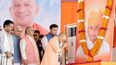 लखनऊ में पूर्व मुख्यमंत्री कल्याण सिंह की पांचवीं पुण्यतिथि पर आयोजित ‘हिंदू गौरव दिवस’ कार्यक्रम में मुख्यमंत्री योगी आदित्यनाथ ने उन्हें श्रद्धांजलि अर्पित की। उन्होंने राम जन्मभूमि आंदोलन में कल्याण सिंह की भूमिका, सनातन मूल्यों के प्रति उनकी प्रतिबद्धता और उत्तर प्रदेश के लिए उनके योगदान को याद किया। मुख्यमंत्री ने समाजवादी पार्टी पर तीखा हमला बोलते हुए कहा कि सपा नेतृत्व ने बाबूजी के निधन पर श्रद्धांजलि तक नहीं दी और महापुरुषों के नाम हटाने का आरोप लगाया। कार्यक्रम में कई मंत्री, सांसद और विधायक मौजूद रहे।