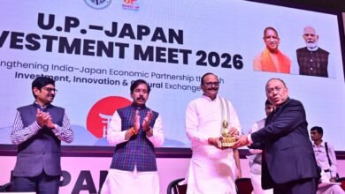लखनऊ में आयोजित यूपी-जापान हेल्थकेयर एंड केयर इकॉनामी पार्टनरशिप के सेक्टोरल सेशन में उत्तर प्रदेश और जापान के बीच स्वास्थ्य सेवाओं, मेडिकल शिक्षा, रोबोटिक्स, फार्मा, कौशल विकास और रोजगार के क्षेत्र में सहयोग की संभावनाओं पर चर्चा हुई। वक्ताओं ने जापान की अत्याधुनिक तकनीक और उत्तर प्रदेश की युवा शक्ति को जोड़ने पर जोर दिया। मेडिकल टेक पार्क, रोबोटिक्स, केयरगिविंग, जापानी भाषा प्रशिक्षण और मांग आधारित कौशल विकास के जरिए निवेश, तकनीकी हस्तांतरण और अंतरराष्ट्रीय रोजगार के नए अवसर विकसित करने की योजना सामने आई।