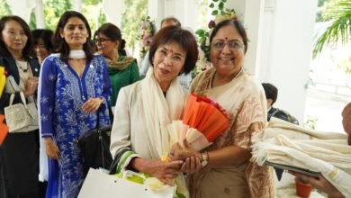 लखनऊ में उत्तर प्रदेश की महिला कल्याण एवं बाल विकास मंत्री बेबी रानी मौर्य ने जापान के यामानाशी प्रीफेक्चर के प्रतिनिधिमंडल और छात्रों से मुलाकात की। बैठक में महिला स्वास्थ्य, सशक्तीकरण, बाल विकास, पोषण और आंगनबाड़ी सेवाओं सहित सामाजिक कल्याण के मुद्दों पर चर्चा हुई। दोनों पक्षों ने अनुभव साझा करते हुए बेहतर कार्यप्रणालियों और भविष्य के सहयोग की संभावनाओं पर विचार किया। मुलाकात में उत्तर प्रदेश और यामानाशी के बीच पीपुल टू पीपुल कॉन्टैक्ट तथा संस्थागत सहयोग मजबूत करने पर विशेष जोर दिया गया।