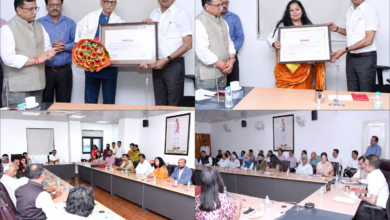 लखनऊ में सूचना एवं जनसम्पर्क विभाग ने ‘उत्तर प्रदेश संदेश’ के उत्कृष्ट लेखकों को सम्मानित किया। सूचना निदेशक विशाल सिंह ने कहा कि पत्रिका को युवाओं और जेन जी की रुचियों के अनुरूप ऑनलाइन प्लेटफॉर्म पर बनाने की दिशा में काम होगा। हिंदी के साथ अंग्रेजी लेख प्रकाशित करने की तैयारी है। उन्होंने प्रदेश के विकास, योजनाओं और सकारात्मक बदलावों को युवा नजरिए से प्रस्तुत करने पर जोर दिया। कार्यक्रम में जिलों के लेखक, अधिकारी और विभागीय प्रतिनिधि मौजूद रहे।