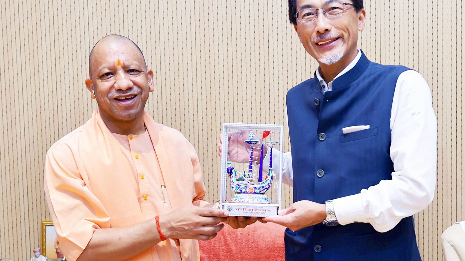 लखनऊ में मुख्यमंत्री योगी आदित्यनाथ से जापान के राजदूत ओनो केइची ने मुलाकात कर उत्तर प्रदेश और जापान के बीच निवेश, सेमीकंडक्टर, उन्नत तकनीक, कौशल विकास, रोजगार और पर्यटन सहयोग पर चर्चा की। जापानी कंपनियों के लिए यूपी में एमएसएमई से लेकर बड़े उद्योगों तक निवेश की संभावनाएं रेखांकित की गईं। जापानी युवाओं के लिए कौशल प्रशिक्षण, रोजगार और पर्यटन आदान-प्रदान बढ़ाने पर भी सहमति बनी। जापानी निवेशकों के प्रस्तावों से करीब 10 हजार रोजगार सृजित होने की संभावना जताई गई।