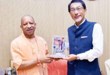 लखनऊ में मुख्यमंत्री योगी आदित्यनाथ से जापान के राजदूत ओनो केइची ने मुलाकात कर उत्तर प्रदेश और जापान के बीच निवेश, सेमीकंडक्टर, उन्नत तकनीक, कौशल विकास, रोजगार और पर्यटन सहयोग पर चर्चा की। जापानी कंपनियों के लिए यूपी में एमएसएमई से लेकर बड़े उद्योगों तक निवेश की संभावनाएं रेखांकित की गईं। जापानी युवाओं के लिए कौशल प्रशिक्षण, रोजगार और पर्यटन आदान-प्रदान बढ़ाने पर भी सहमति बनी। जापानी निवेशकों के प्रस्तावों से करीब 10 हजार रोजगार सृजित होने की संभावना जताई गई।
